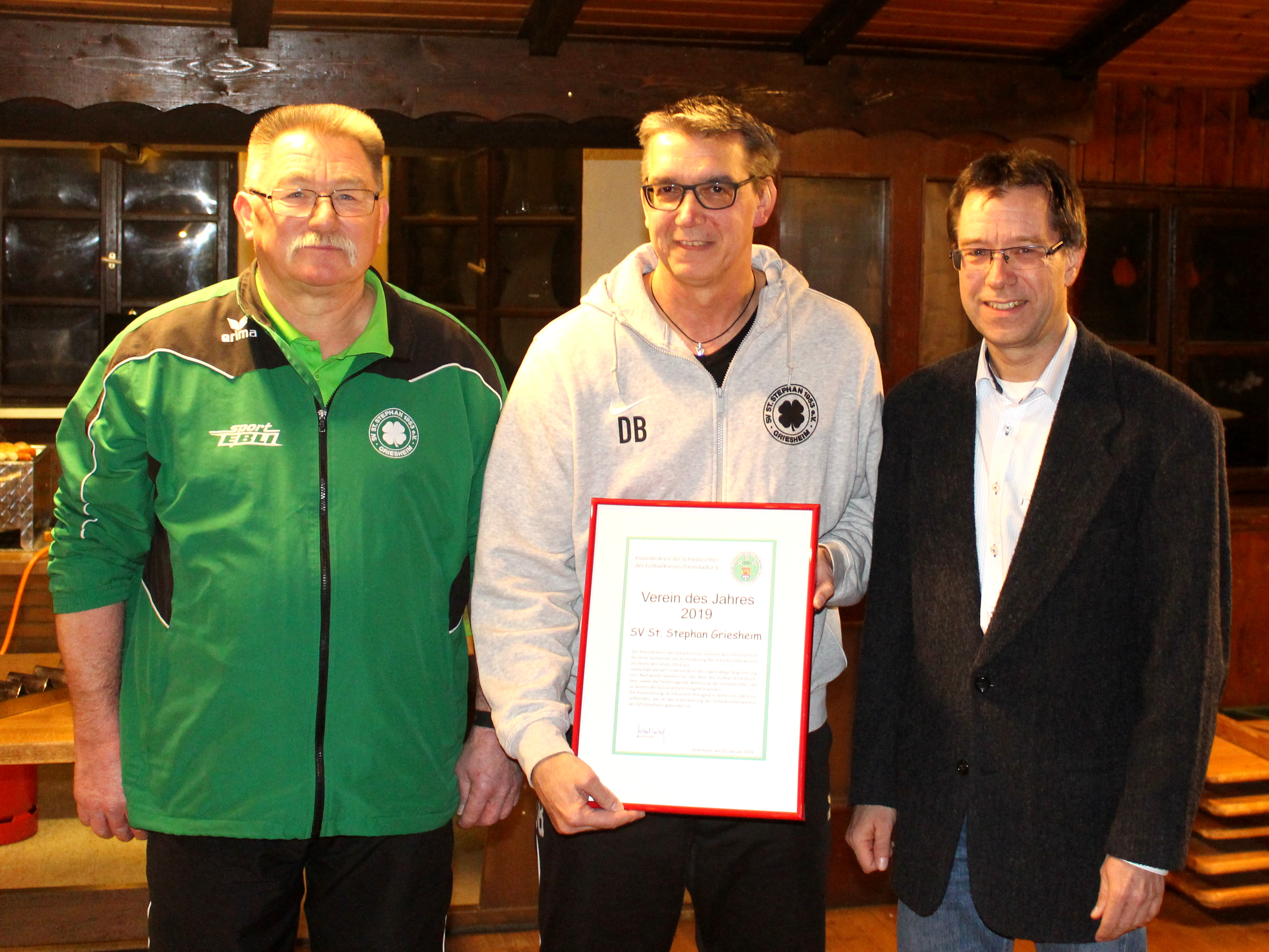 Dirk Bartz (Mitte) und Rainer Daniel (links) nehmen von Michael Imhof, dem 
								Vorsitzenden des Freundeskreises, für den SVS Griesheim die Auszeichnung entgegen.